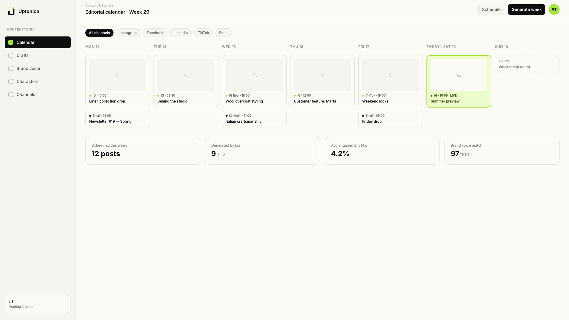 Dashboard Content — calendario editoriale con post schedulati su Instagram, LinkedIn, TikTok ed email